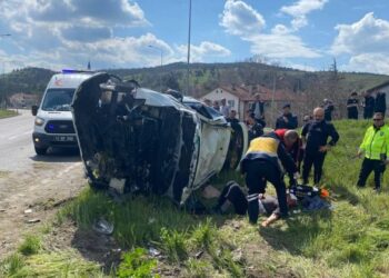 Pazaryeri’nde Korkutan Kaza Kamerada: Araç Devrildi, 2 Kişi Yaralandı