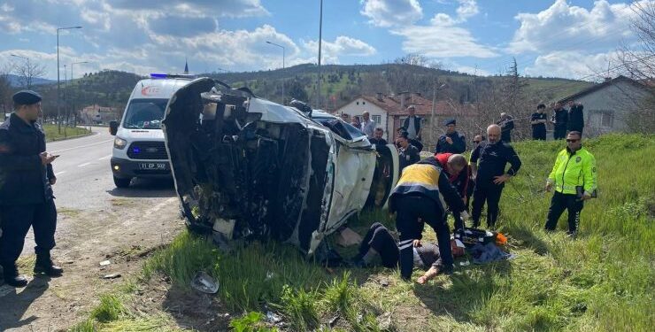Pazaryeri’nde Korkutan Kaza Kamerada: Araç Devrildi, 2 Kişi Yaralandı
