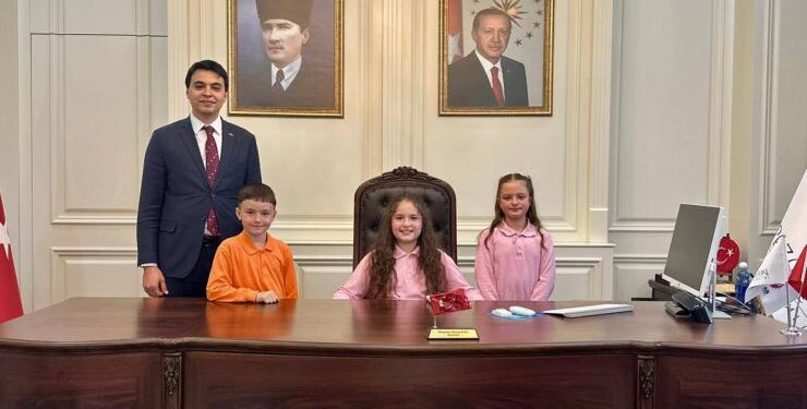 MİNİK YÜREKLER DEVLET YÖNETTİ: PAZARYERİ’NDE 23 NİSAN’DA ANLAMLI TABLO