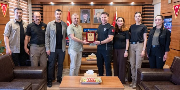 EMEKLİ OLAN POLİS MEMURU TANER’E PLAKET TAKDİM EDİLDİ